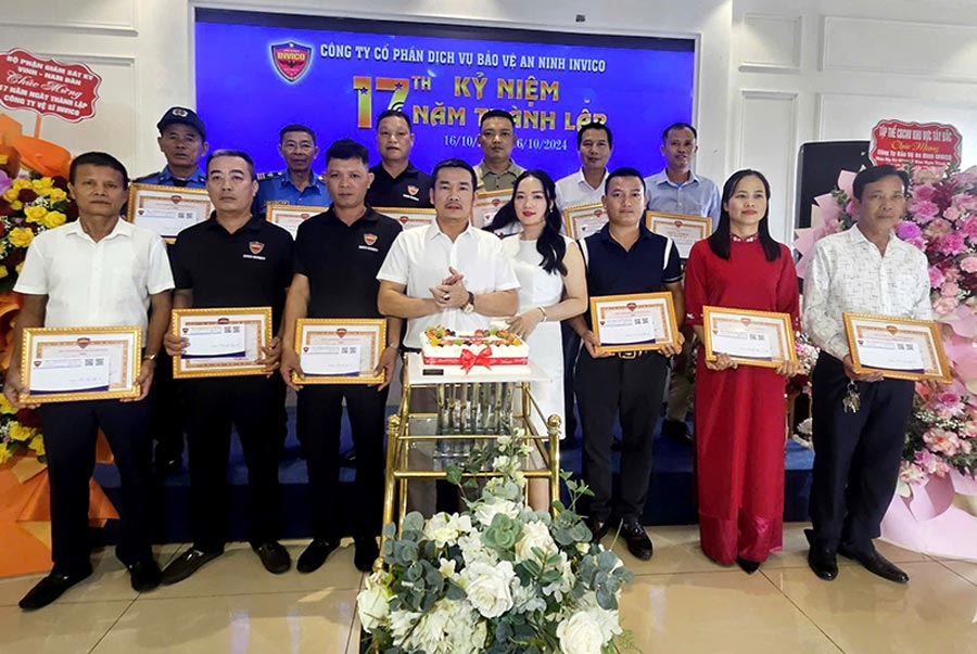 Tổng giám đốc công ty dịch vụ bảo vệ an ninh INVICO trao giấy khen cho nhân viên xuất sắc